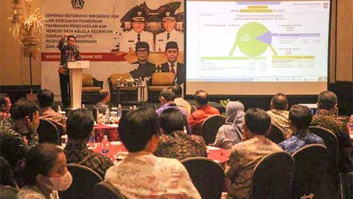 Dirjen Bina Keuangan Daerah Kemendagri, Agus Fatoni menjadi keynote speaker pada seminar di The Trans Resort Bali, Badung, Bali