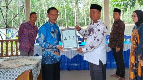 Camat Blambangan Umpu Pasang Pin dan Serahkan Piagam Kampung Mandiri kepada Kakam Desa Baru