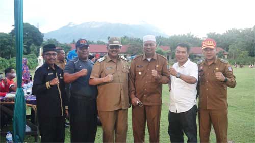 Dua-Bupati-Pasaman-Hadiri-Open-Turnamen-All-Star-Kinali-Cup-III-U-40+ Bupati Pasaman Barat, Hamsuardi dan Bupati Pasaman, Benny Utama menghadiri Open Turnamen All Star Kinali Cup III U 40+ di lapangan sepak bola Bateh Uba, PT. Sari Buah Sawit (SBS), Nagari Kinali Kecamatan Kinali