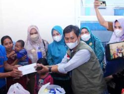 Ketua dan Wakil Ketua TP PKK Lampura Kunjungi dan Bantu Pengobatan Soleha