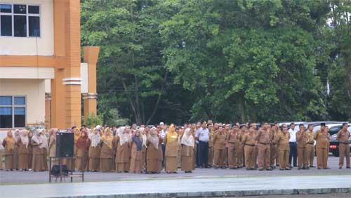 Pemkab-Pasbar-Gelar-Apel-Perdana-Penerapan-Perubahan-Jam-Kerja Pemkab Pasbar menggelar Apel Perdana penerapan perubahan jam kerja ASN di halaman kantor bupati setempat