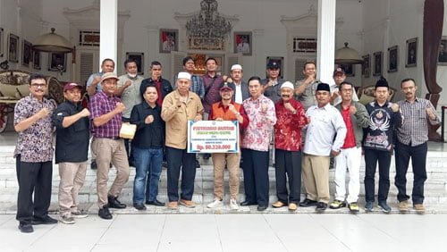 Bupati Pasbar, Hamsuardi serahkan bantuan uang tunai kepada Bupati Cianjur yang diwakili oleh Sekda, H. Cecep Alamsyah didampingi Asda 2 bidang Ekbang Budhi Rahayu Toyib