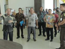 Sekretaris Daerah John Hardi Nasution didampingi Asisten Perekonomian dan Pembangunan meninjau proyek pembangunan Mall Pelayanan Publik (MPP) Kabupaten Asahan