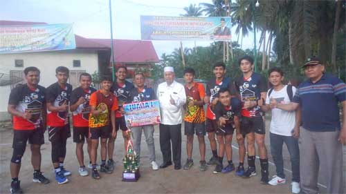 Tahu-Bulat-dari-Bukittinggi-Juara-Turnamen-Bola-Voli-MPH-Cup-IV-Jorong-Pisang-Hutan-Sasak Bupati Pasaman Barat, Hamsuardi bersama klub voli Tahu Bulat dari Bukittinggi yang menjuarai Turnamen Bola Voli MPH Cup IV Pisang Hutan, Nagari Sasak, Kecamatan Sasak Ranah Pasisie