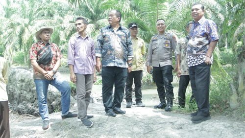 Wabup-Taufik-Tinjau-Kondisi-Bantaran-Sungai-Liga-Asahan Wabup Taufik Zainal Abidin Siregar beserta rombongan tinjau kondisi bantaran Sungai Liga Asahan