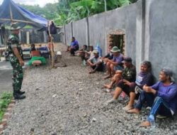 Babinsa Koramil 02 Bayan Berikan Edukasi Kamtibmas kepada Warga Saat Kerja Bakti