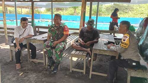 Babinsa-dan-Babinkamtibmas-Desa-Patutrejo Babinsa - Babinkamtibmas Desa Patutrejo Edukasi Keselamatan Pengunjung Wisatawan Pantai Jetis