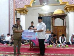 Pimpinan Rombongan Tim Safari Ramadhan Erian Joni serahkan Hibah Pembangunan Masjid