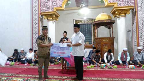 Erian-Joni-serahkan-Hibah-Pembangunan-Masjid Pimpinan Rombongan Tim Safari Ramadhan Erian Joni serahkan Hibah Pembangunan Masjid