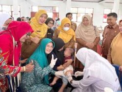 Ketua TP PKK Pasbar, Ny. Titi Tinjau Imunisasi Polio di Kecamatan Pasaman dan Luhak Nan Duo
