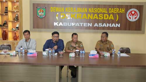 Pemkab Asahan Serahkan Buku Tabungan Pinjaman Bergulir