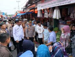 Wabup dan Kapolres Pasbar Pantau Ketersediaan Sembako di Pasar Simpang Tigo