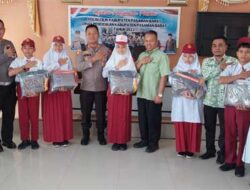 Dinas Pendidikan Kabupaten Pasaman Barat Serahkan 35 Stel Pakaian Polisi Cilik
