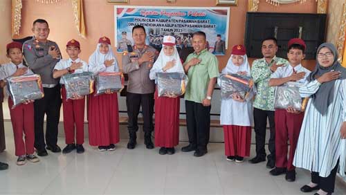 Dinas Pendidikan Kabupaten Pasaman Barat Serahkan 35 Stel Pakaian Polisi Cilik