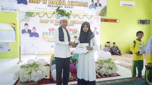 Wakil Bupati Pasaman Barat, Risnawanto serahkan hadiah juara Festival Tahfiz Ramadhan Tingkat Sumbar