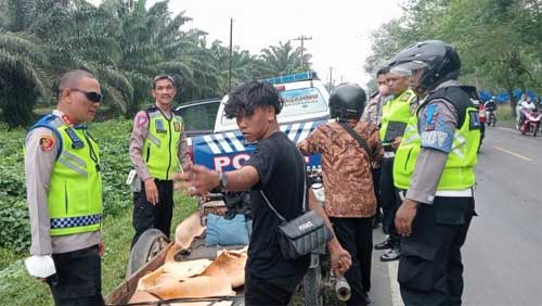 Kapolres Asahan Bantu Warga yang Kendaraannya Rusak