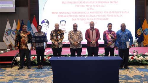 Wamendagri John Wempi Wetipo pada Rapat Kerja Daerah Gubernur bersama Bupati/Walikota se-Provinsi Papua Tahun 2023 dan Musrenbang Daerah Provinsi Papua Tahun 2023