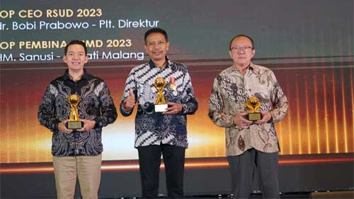 Plt Direktur RSUD Kanjuruhan Kota Kepanjen, dr. Bobi Prabowo, Sekretaris Daerah Wahyu Hidayat dan Kepala Dinas Kesehatan drg Wijanto Widjojo saat menerima penghargaan TOP BUMD Awards 2023