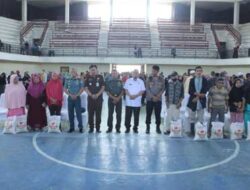 Sekda Kabupaten Asahan Serahkan Bantuan Beras kepada Kaum Dhuafa