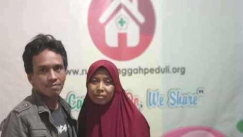 Tri Handoko beserta istri di rumah singgah