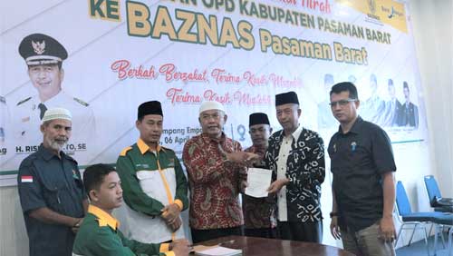Wakil Bupati Risnawanto bersama Sekretaris Daerah (Sekda) Hendra Putra menyerahkan langsung zakat fitrahnya kepada Badan Amil Zakat Nasional (Baznas) Pasbar