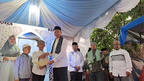 Warga dan Pengurus Mushalla Al Ikhlas Blok A Nagari Ophir Santuni Anak Yatim