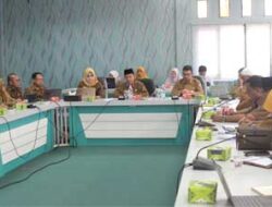 Wakil Bupati Risnawanto dalam rapat persiapan penilaian kinerja stunting tahun 2022 bersama TPPS Pasbar lainnya di Aula Bappelitbangda Kabupaten Pasaman Barat