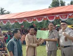 Bupati Pesisir Barat Serahkan Sertifikat Tanah dan Bangunan PTSL