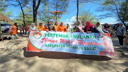 DWP-Pasbar-Gelar-Pertemuan-Bulanan-di-Pantai-Sasak DWP Pasbar Gelar Pertemuan Bulanan di Pantai Sasak