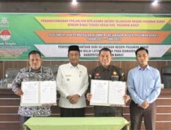 Penandatanganan MoU antara Dinas Tenaga Kerja Pasbar dengan Kejari