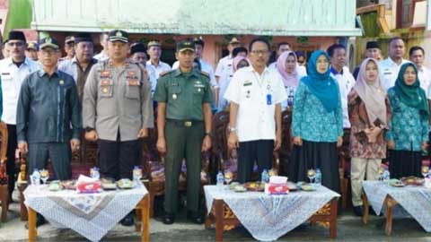 Bantuan-untuk-Perbaikan-Rumah-Korban-Kebakaran Bupati Pesibar Serahkan Serahkan Bantuan untuk Perbaikan Rumah Korban Kebakaran