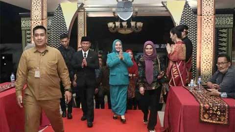 Bupati-Lampura-dan-Ketua-TP-PKK-Terima-Penghargaan-Manggala-Karya-Kencana Bupati Lampura dan Ketua TP-PKK Terima Penghargaan Manggala Karya Kencana