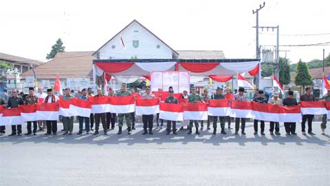 Bupati dan Forkopimda Asahan Bagi-bagi Bendera Merah Putih