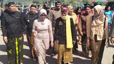 Tradisi Larung Sesaji di Pantai Tambakrejo