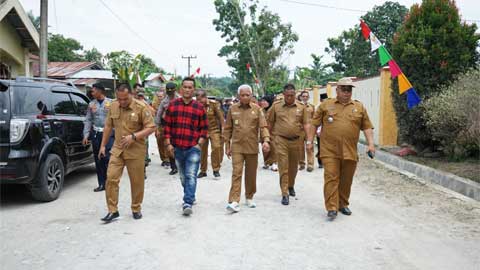 Bupati Asahan H. Surya dan Wakil Bupati Taufik Zainal Abidin Siregar meletakkan langsung batu pertama pengerjaan hotmix jalan yang menghubungkan Desa Bandar Pulau Pekan menuju Desa Gonting Malaha, Kecamatan Bandar Pulau