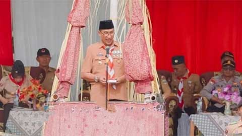 Plt. Sekda Pesisir Barat, Jon Edwar membuka kegiatan upacara pembukaan perkemahan dalam rangka memperingati Hari Ulang Tahun (HUT) Pramuka ke-62
