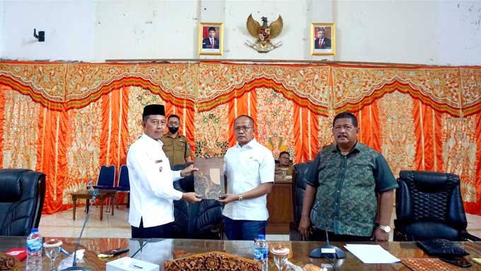 Wabup Pasbar Sampaikan Nota Keuangan Perubahan APBD dan Belanja Daerah 2023 ke DPRD