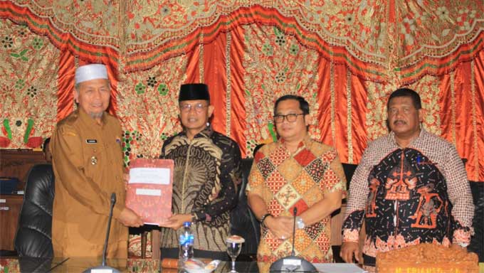 Bupati Hamsuardi Sampaikan Nota Keuangan RAPBD 2024 ke DPRD Pasbar