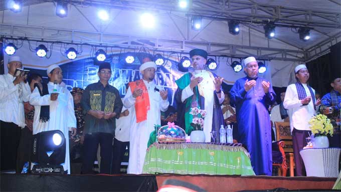 Pasaman Barat Bersholawat bersama Sayyid Maulana Syech Ahmad Rouhi Al-Jailaniy dari Lebanon pada Rabu (11/10) malam di Lapangan Bola Sidodadi, Kecamatan Kinali
