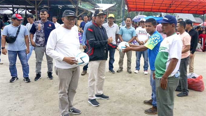 Wabup Pasbar Buka Open Turnamen Futsal Interminal Cup X Simpang Tiga