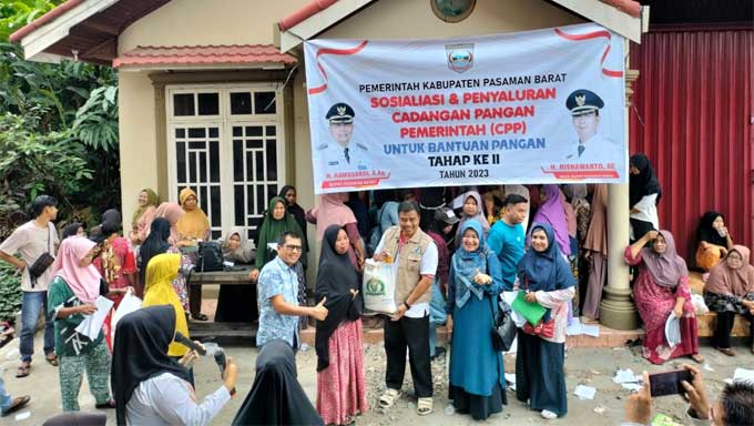 Pemkab Pasbar Salurkan Bantuan Pangan CBP Tahap II di Sungai Aur