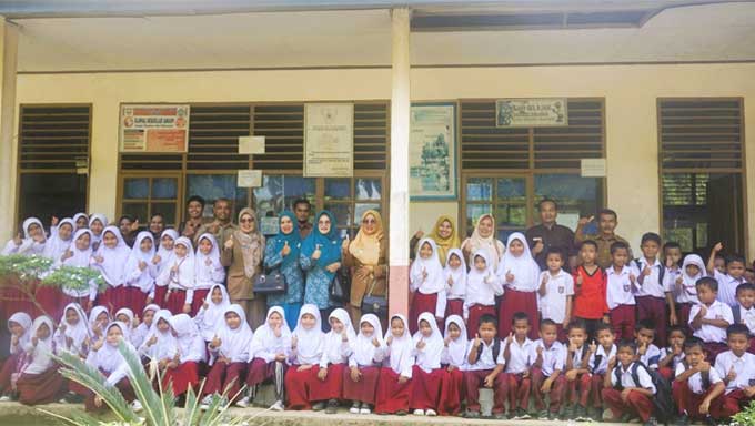 Sosialisasi-Genius-di-SDN-08-Sasak-Ranah-Pasisie Ketua TP-PKK bersama Kepala Dinas Pangan Sosialisasikan Genius di SDN 08 Sasak Ranah Pasisie