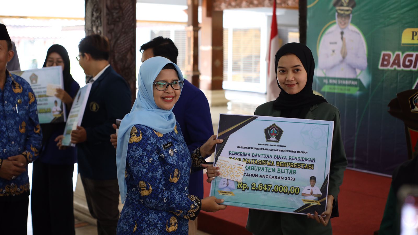 Bupati Blitar Serahkan Bantuan Pendidikan untuk Mahasiswa Berprestasi dan Kurang Mampu