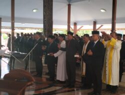 Bupati Blitar, Rini Syarifah melantik dan mengambil sumpah/janji jabatan pimpinan tinggi pratama, jabatan administrator, dan jabatan pengawas di lingkungan Pemerintah Kabupaten Blitar, Senin (20/11/2023).