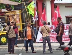Puluhan massa LSM Laskar mendatangi Kantor Kejaksaan Negeri Blitar