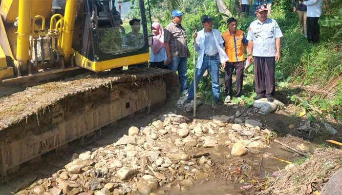 Bupati Pesibar Tinjau Pembangunan Irigasi Way Laay Kiri yang Jebol