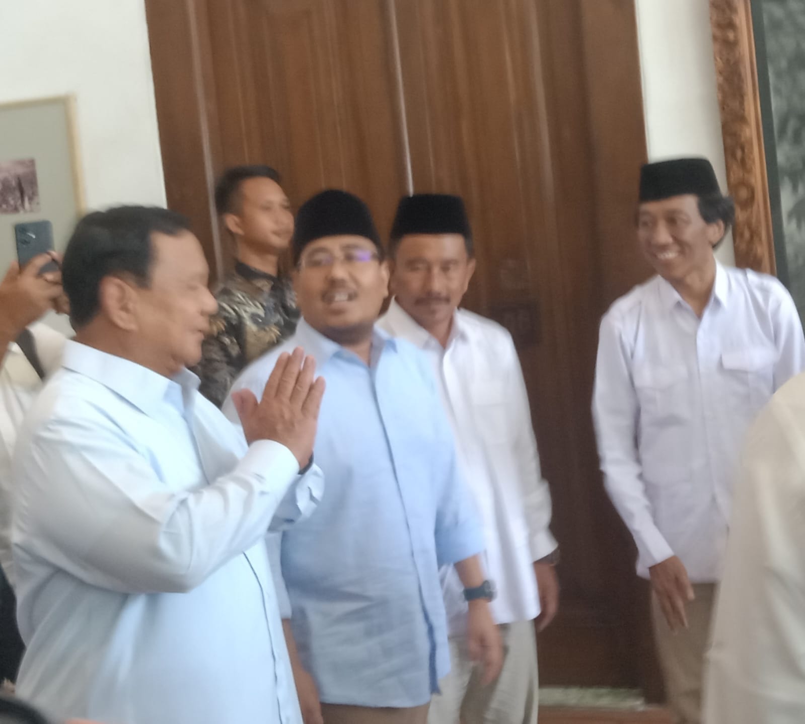 Sugianto, Sekretaris DPC Kabupaten Blitar (Kanan) saat menyambut Capres Prabowo Subianto