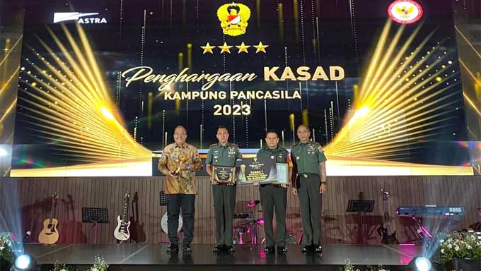 Wakil Bupati Asahan, Taufik Zainal Abidin Siregar, bersama dengan Dandim 0208/Asahan, Letkol Inf Muhamad Bassarewan terima penghargaan KASAD Kampung Pancasila 2023 Kategori Desa