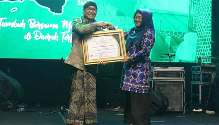 Pemkab Pesibar Terima Penghargaan dari Kemendes PDTT