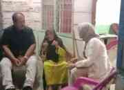 Wakil Bupati Asahan, Taufik Zainal Abidin Siregar bersama istri berbincang dengan Manisem (92)